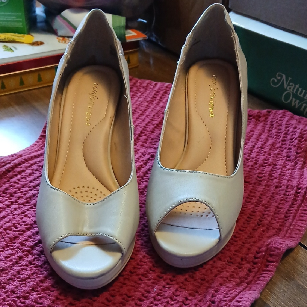Comfort Plus by Predictions Cream Peep-Toe Heels